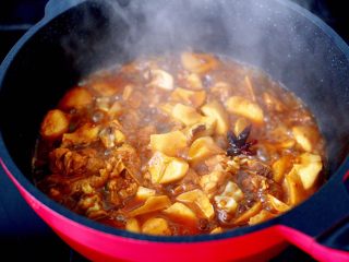 娃娃菇烧鸡腿肉,大火烧开后，继续烧至锅中汤汁浓稠时。