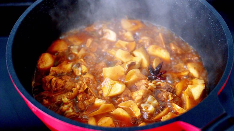 娃娃菇烧鸡腿肉,大火烧开后，继续烧至锅中汤汁浓稠时。