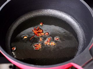 娃娃菇烧鸡腿肉,热油炸香花椒和八角。