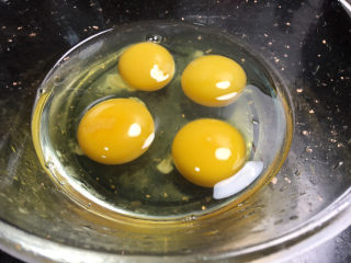小葱炒鸡蛋,鸡蛋打入碗中