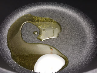 小葱炒鸡蛋,锅里放适量的油