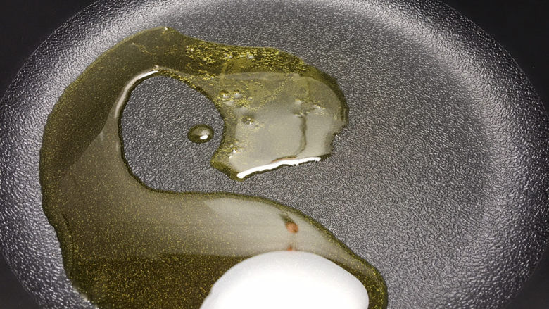 小葱炒鸡蛋,锅里放适量的油