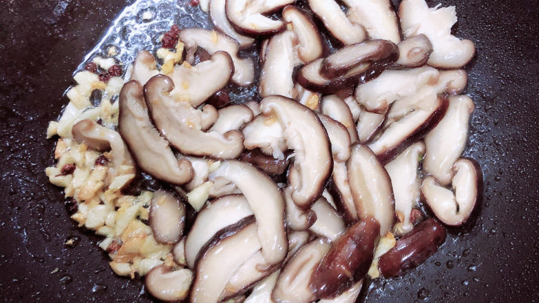 清炒菜心,放入香菇翻炒均匀。