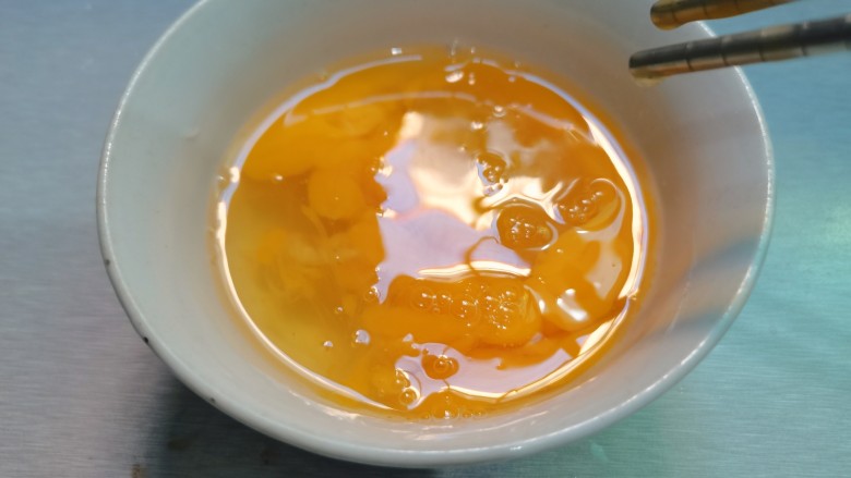 小葱炒鸡蛋,用筷子搅散