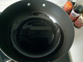 红烧油豆腐,炒锅中加入适量花生油烧热