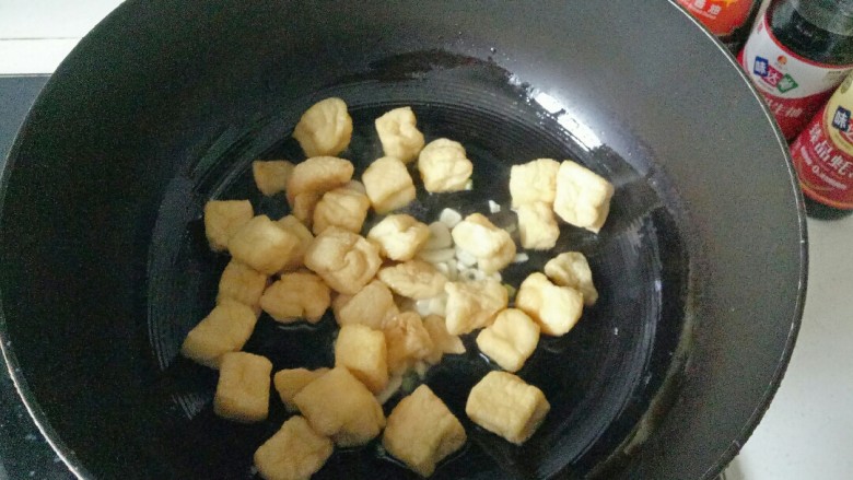 红烧油豆腐,倒入油豆腐翻炒均匀