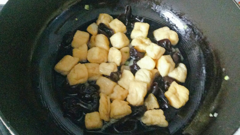 红烧油豆腐,加入半碗清水