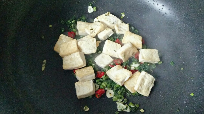 雪菜豆腐,加入煎好的豆腐块