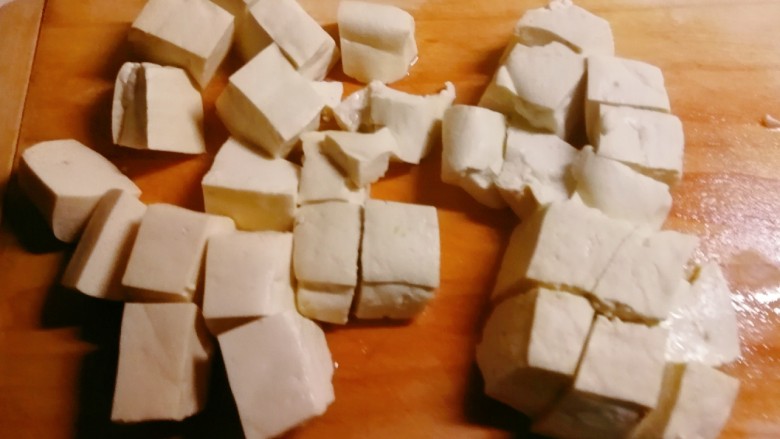 雪菜豆腐,捞出切块。