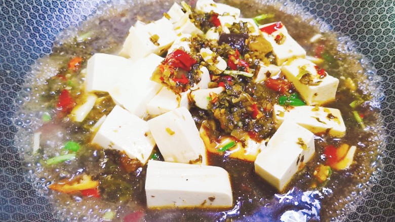 雪菜豆腐,适量清水大火煮开
