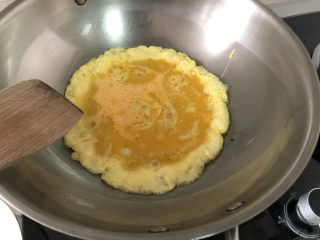 榨菜炒鸡蛋➕黄瓜榨菜炒鸡蛋,热锅冷油，油温热，倒入蛋液