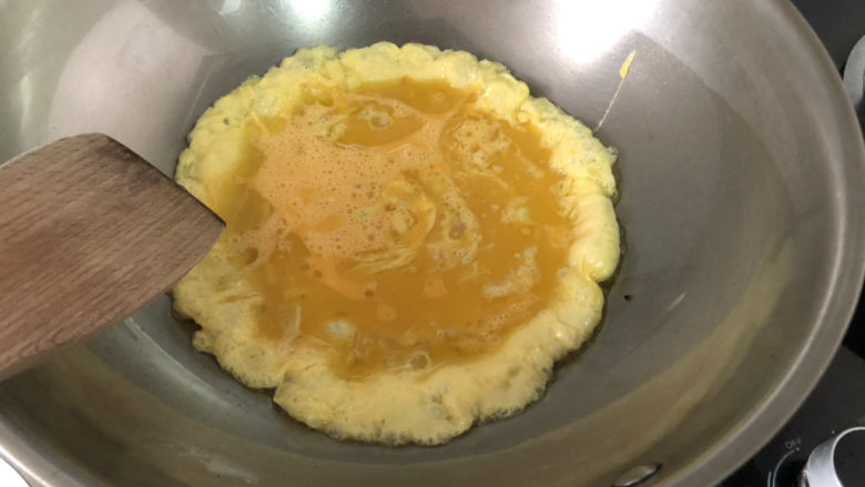 榨菜炒鸡蛋➕黄瓜榨菜炒鸡蛋,热锅冷油，油温热，倒入蛋液