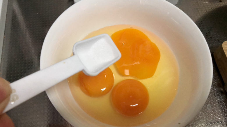 榨菜炒鸡蛋➕黄瓜榨菜炒鸡蛋,鸡蛋打入碗中，加少许食盐
