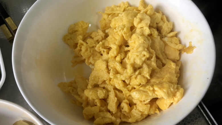 榨菜炒鸡蛋➕黄瓜榨菜炒鸡蛋,中火滑炒成型出锅