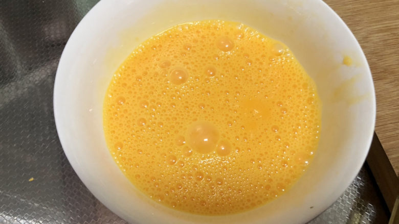 榨菜炒鸡蛋➕黄瓜榨菜炒鸡蛋,搅打成均匀蛋液