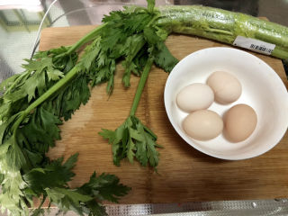 芹菜叶炒鸡蛋,食材：芹菜，土鸡蛋