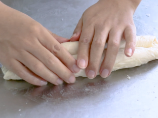 手抓饼的多样吃法,最上边再撒一层白砂糖，两边往中间卷起，卷的时候一定要紧实，烤出来才好看。