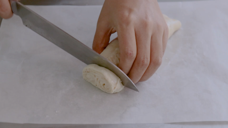 手抓饼的多样吃法,卷到中间捏紧翻面，开始切成0.6cm的薄片。