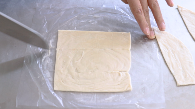 手抓饼的多样吃法,切成正方形。