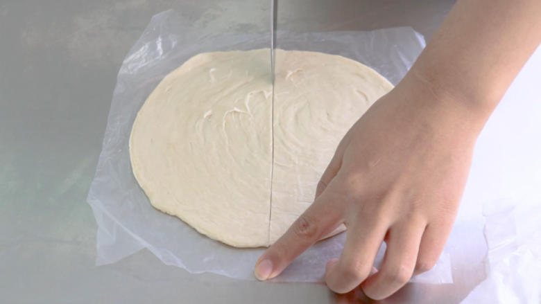 手抓饼的多样吃法,手抓饼从冰箱取出来像这样切三角形。