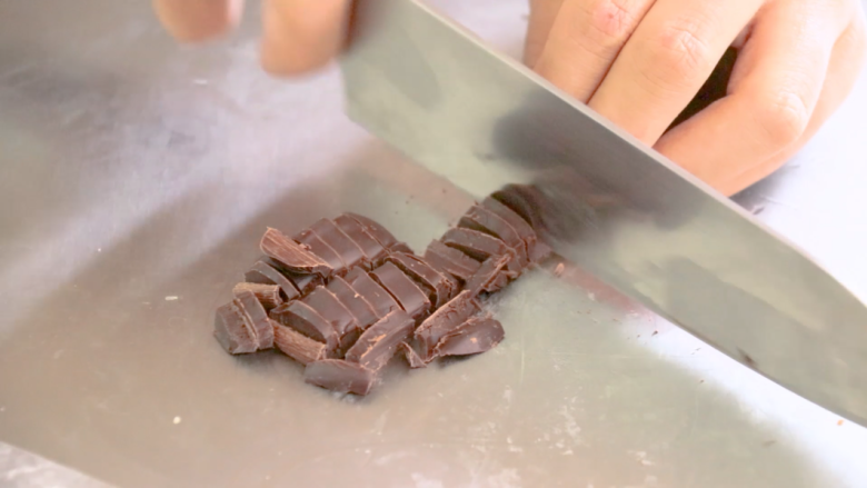 手抓饼的多样吃法,巧克力切成小块。
