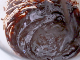 手抓饼的多样吃法,巧克力加水融化。