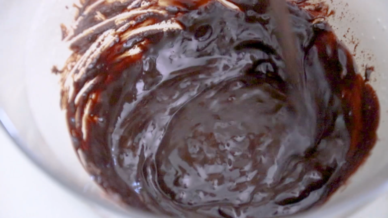 手抓饼的多样吃法,巧克力加水融化。