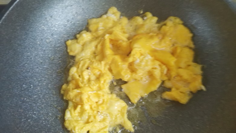 黄花菜炒鸡蛋,倒入鸡蛋炒散，盛出备用