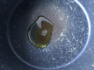 黄花菜炒肉丝,锅里倒入适量的油。