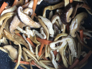 黄花菜炒肉丝,小火慢慢翻炒均匀略煮入味即可出锅。