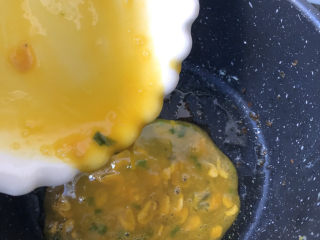 黄花菜炒鸡蛋,倒入打好的蛋液。