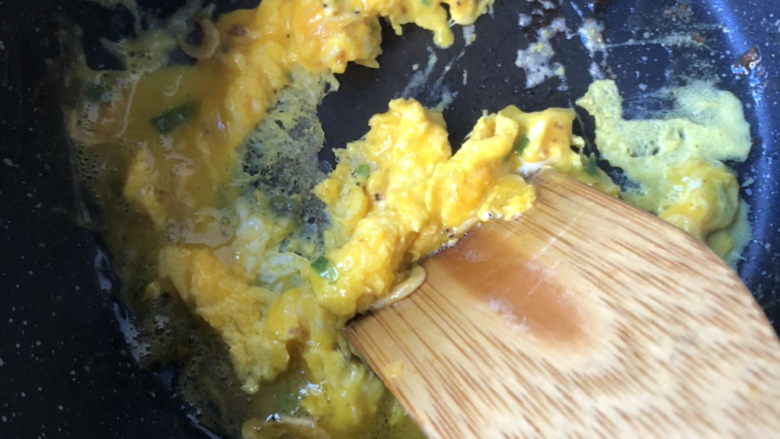 黄花菜炒鸡蛋,小火等稍稍凝固后再炒散。