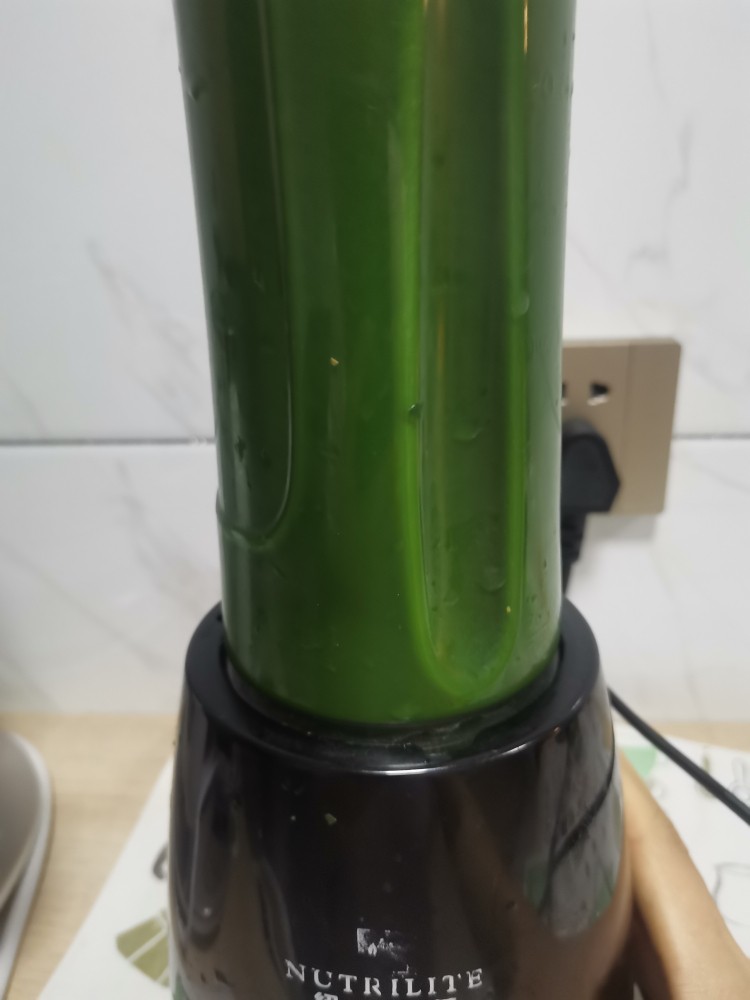 菠菜汁，红糖核桃包。,加入破壁机中加入250毫升的水打成菠菜汁