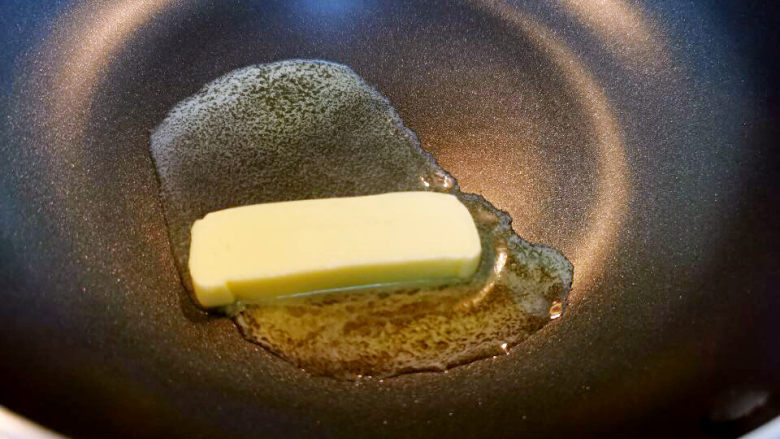 奶枣,锅中加入黄油