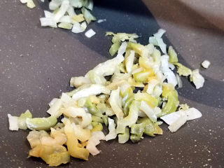 奶枣,榨菜冲洗一下，切碎，下锅煸香