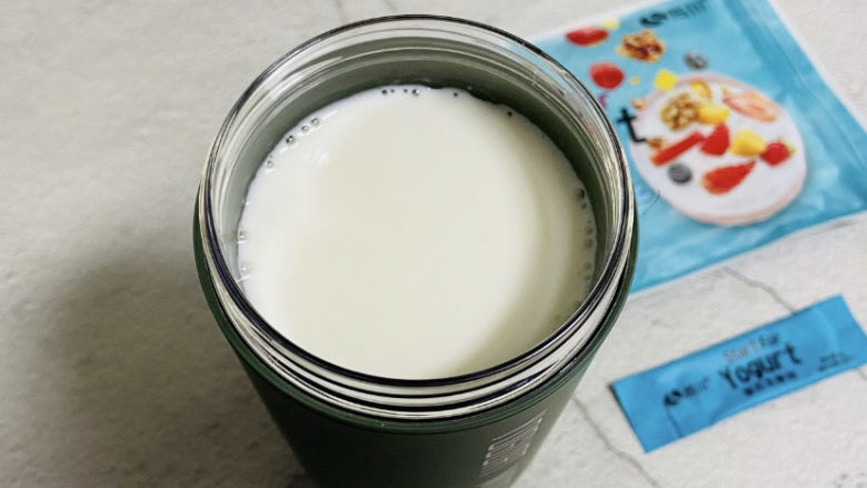 手工酸奶,再倒入剩余的牛奶搅拌均匀