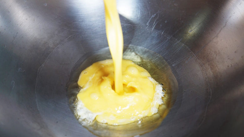 榨菜炒鸡蛋,转中大火，蛋液入锅，大火炒鸡蛋，蛋液会快速膨胀，鸡蛋更松软