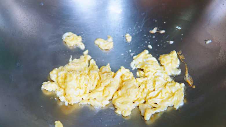 榨菜炒鸡蛋,炒至半凝固状态，关火，继续推炒至完全看不到蛋液，出锅备用