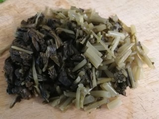 雪菜豆腐,切去顶部老的茎，其余的切小段。