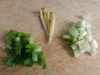 雪菜豆腐,葱白和葱绿分开切碎，姜切丝。