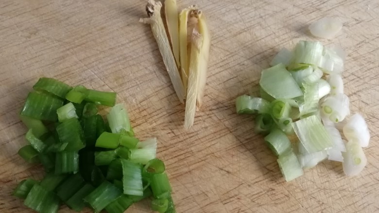 雪菜豆腐,葱白和葱绿分开切碎，姜切丝。