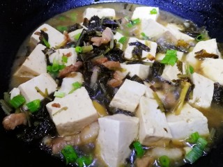 雪菜豆腐,腌制的雪菜有咸味，就不用放盐了，洒上适量葱花即可。
