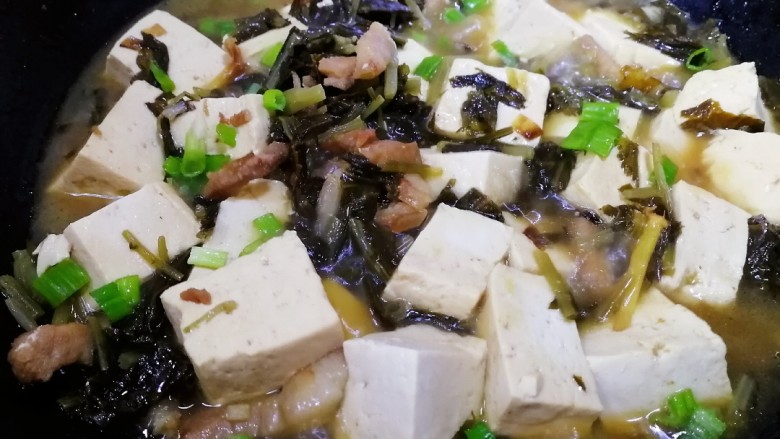 雪菜豆腐,腌制的雪菜有咸味，就不用放盐了，洒上适量葱花即可。