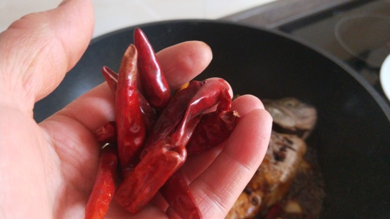红烧多宝鱼,加入干辣椒。