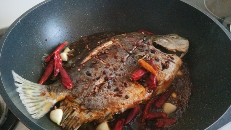 红烧多宝鱼,加入一大碗开水。
