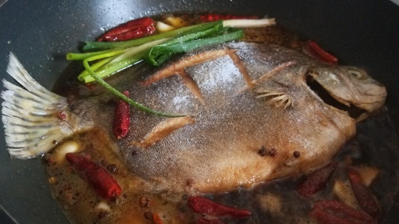 红烧多宝鱼,最后加入适量盐大火收汁。