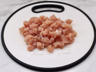 蚝油双椒鸡丁,鸡胸肉洗净用刀切小丁。