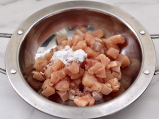 蚝油双椒鸡丁,切好的鸡丁放入容器里，先加入淀粉。