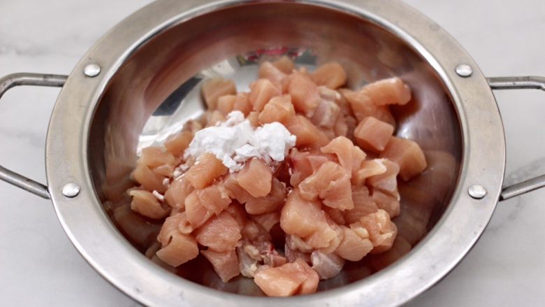 蚝油双椒鸡丁,切好的鸡丁放入容器里，先加入淀粉。