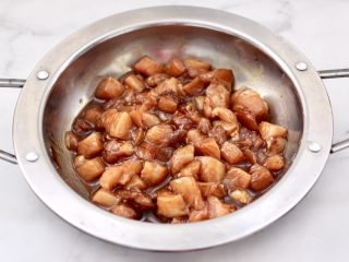蚝油双椒鸡丁,把所有调料食材，混合搅拌均匀腌制半小时。